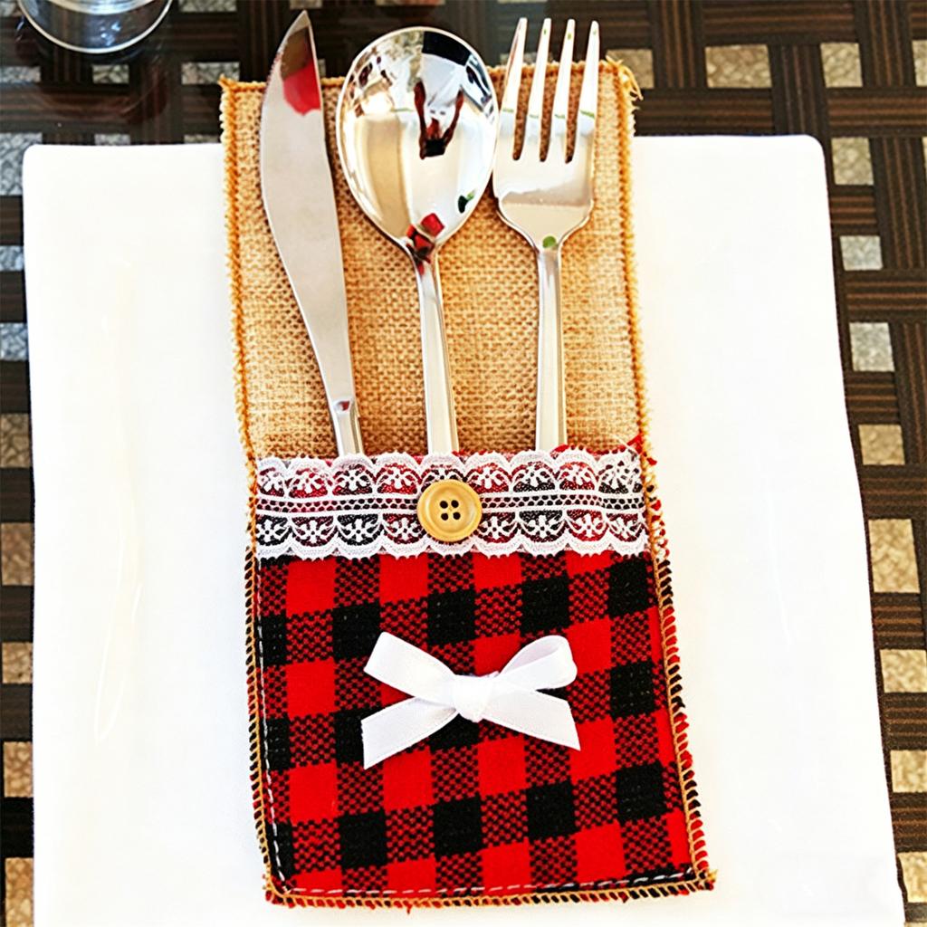 Sacchetto Portaposate in Lino di Natale con Chiusura a Bottone e Decorazione a Fiocco di Neve per apparecchiare la Tavola delle Feste e Conservare le Posate