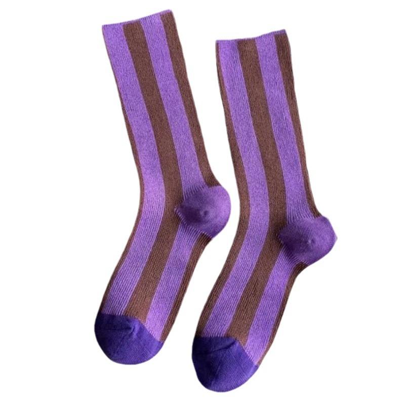 Neuer europäischer Trend: Mittellange Socken mit kontrastierenden Farben und vertikalen Streifen, doppelt genäht, aus Baumwolle