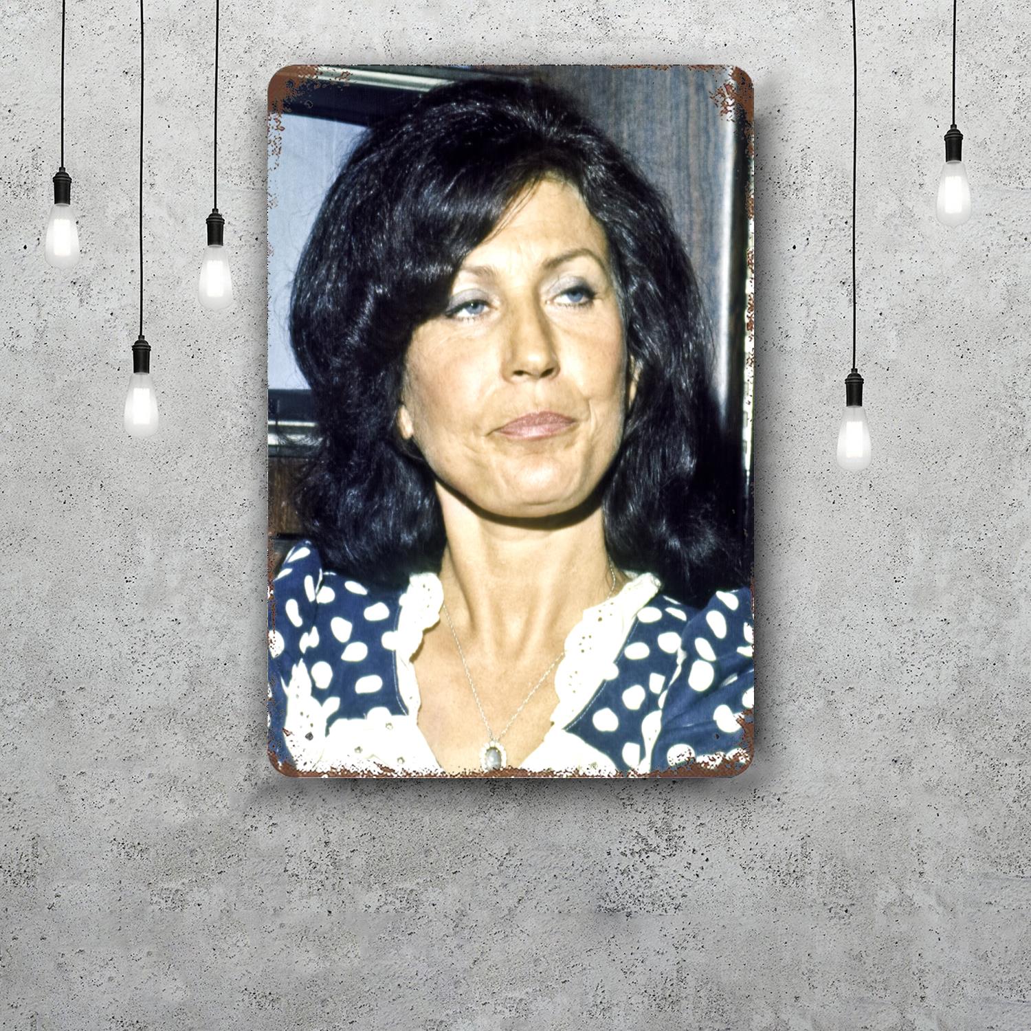 

Loretta Lynn Decor Poster Vintage Tin Sign Metal Sign Decorative Plaque for Pub Bar Man Cave Club Wall Decoration 20x30cm（7.8x11.8inch）