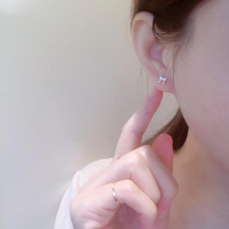 Compact and Exquisite Bow-shaped Earrings for Women, Featuring A Light Luxury Style and High-end Ear Jewelry.