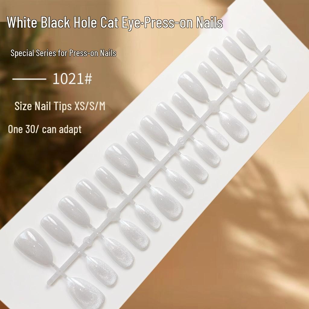 

Изысканные черно-белые накладные ногти «кошачий глаз» - простые акриловые типсы, выгодно подчеркивающие кожу