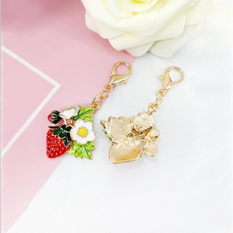 Simple Alloy Jewelry Color Fruit Strawberry Shape Keychain Pendant Decoration Fashion Ladies Bag Accessories Jewelry Gifts