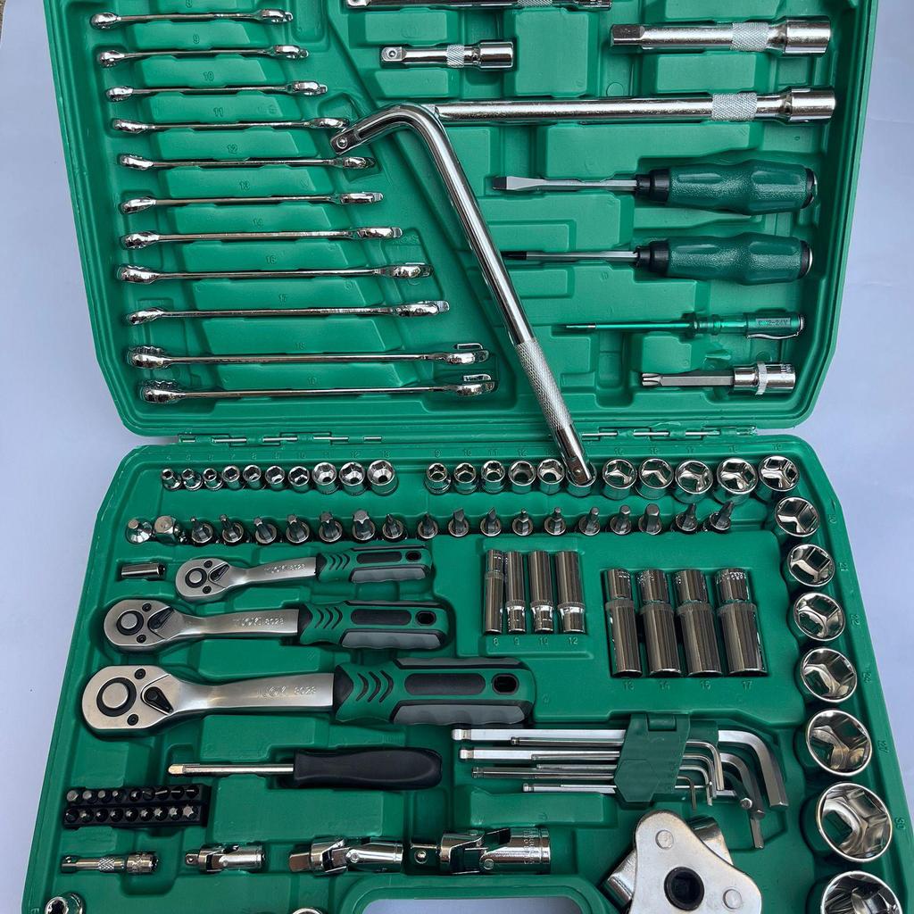 32-Piece Socket Wrench Car Repair Tool Set - Combination Kit