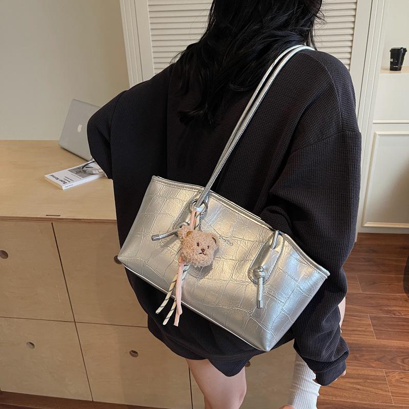 

Commuting to work, underarm bag women s 2025 new versatile foreign-style texture portable shoulder large-capacity women s bag серебряный