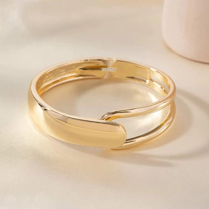 Стильный женский браслет с дизайном пряжки золотой