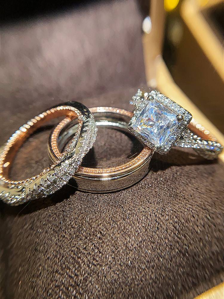Huitan Luxe s/Ensemble Bague pour Femmes Hommes Mode Fête Mariage Charmant Incrusté Scintillant CZ Accessoires Noble Magnifique Bijoux