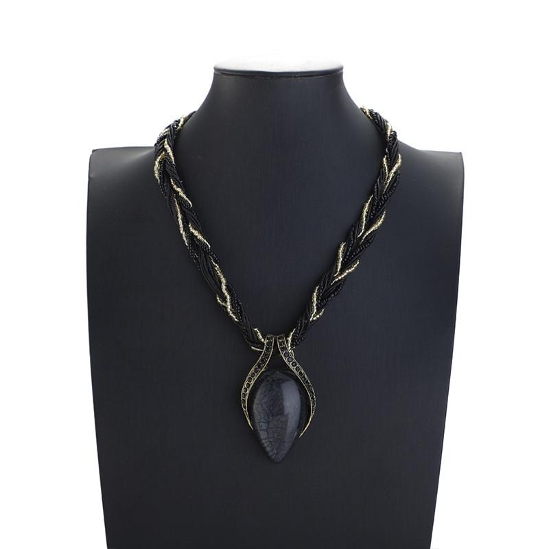 Collana Etnica Boho da Donna con Ciondolo Geometrico a Goccia e Pendente in Resina