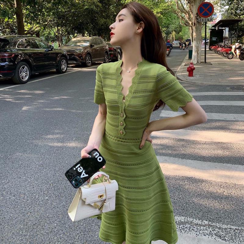 Elegant Women's 2025 French-Style Knit Dress: Summer Retro Socialite Waist-Cinching Design