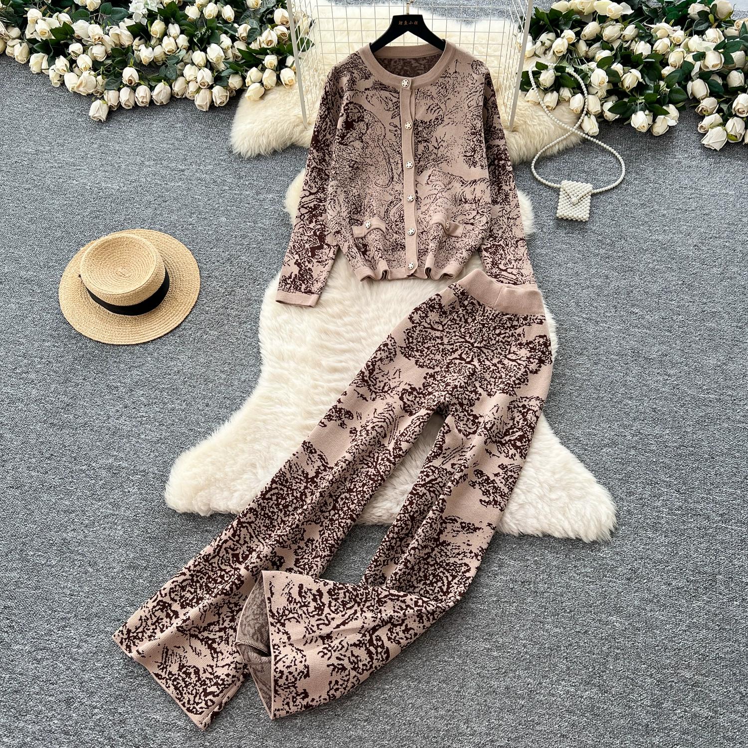 

Осень Зима Женский Дизайнерский Винтажный Вязаный Свитер с Принтом Подиумный Комплект из Двух Предметов Брюки Кардиганы с V-образным вырезом Топы и Брючный Костюм с Эластичной Талией One Size