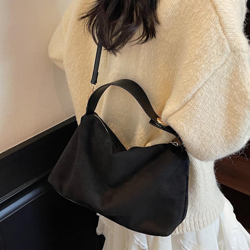 Vintage matte handbag niche underarm bag women's winter new shoulder tote bag versatile suede messenger bag