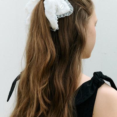 ROLAROLA QUADRATISCHES SPITZEN-SCRUNCHIE WEISS
