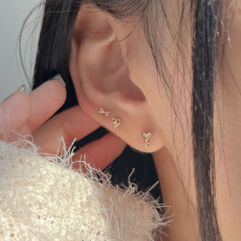 youngglow 14k cubic heart key piercing