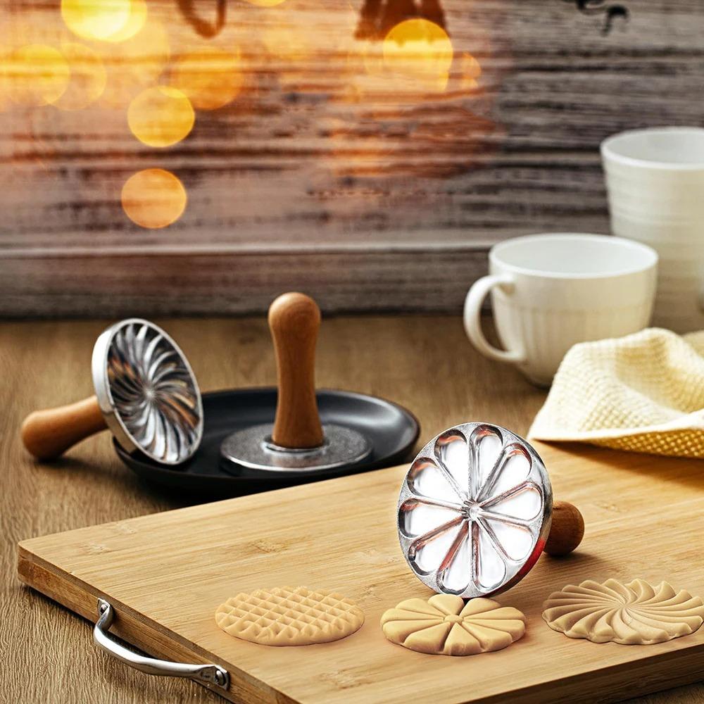 Hand Press Zinc Zinc Zinc Alloy Biscuit Mold Wooden Handle Biscuit Embossing Stamp Mold  Fondant