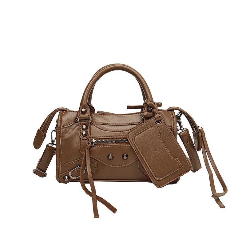 Nouveau sac bandoulière tendance et cool mode rivet pompon sac locomotive pour femmes sac portable épaule diagonale