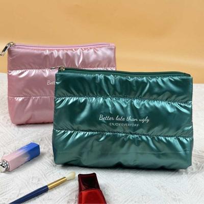 Neue Glänzende Flauschige Make-up Tasche Reißverschluss Tasche Große Kapazität Kosmetiktasche Gesteppte Daunen Jacke Beauty Tasche Tasche Damen