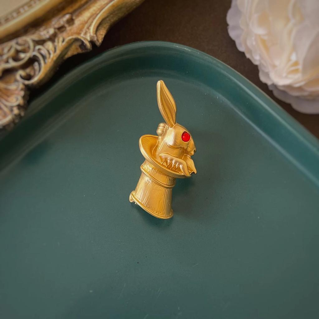 Stylish Baroque Metal Enamel Brooch For Women Elegant Vintage Palace Badge Pin Classic Party Feast