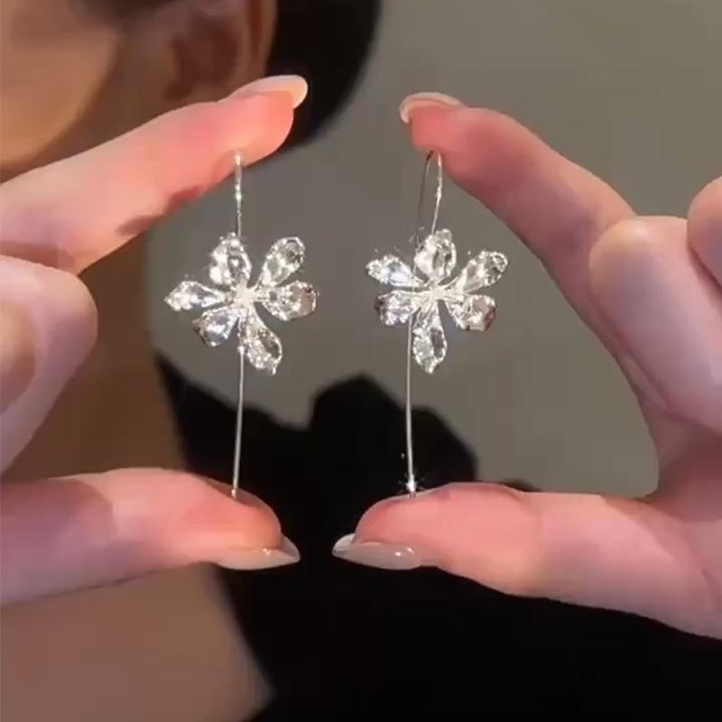 

Модні сережки TikTok Iris Bridal Tassel: Шикарні затиски для вух у стилі Інтернет-знаменитостей високого класу