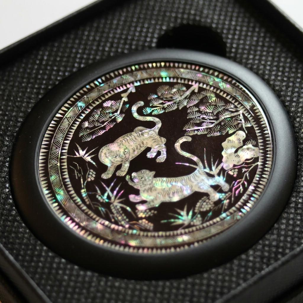 [Premium Gift] MU:DS Traditional Korean Mother-of-Pearl Compact Mirror (80mm) - "Tiger" Motif Vintage Pocket Makeup Mirror