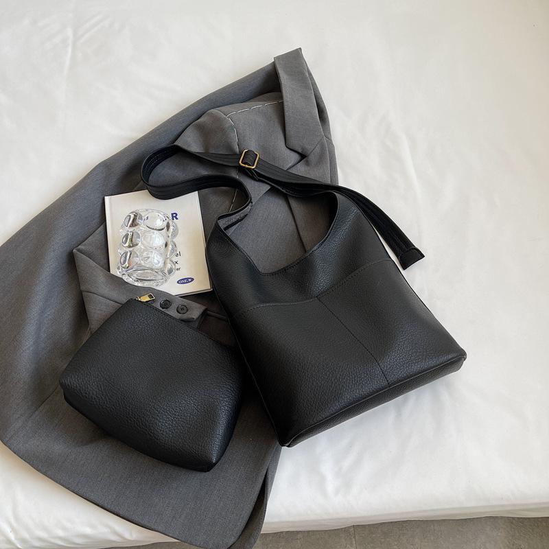 This year's new product is classic fashion niche style soft leather shoulder large-capacity bag women's bucket bag crossbody texture commuting