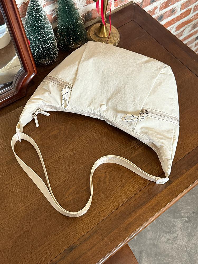 

Корейская нишевая нейлоновая сумка-тоут в стиле ленивого ветра, женская, 2025 новая, большой вместимости, высококлассная на плечо, сумка-мессенджер