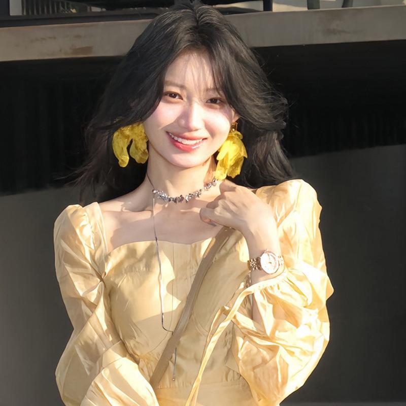 Small fresh yellow mesh flower earrings summer sweet light luxury stud earrings vacation style high-end earrings