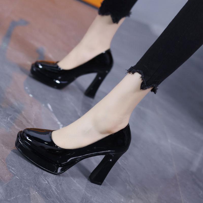 

Водонепроницаемый стол чистое желание ветер нюдовый лакированная кожа высокие каблуки женские 2025 новые модные розовые универсальные толстый каблук платье одинарная обувь 39 чёрный