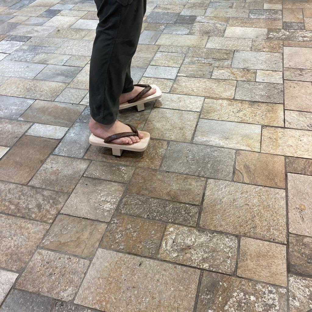 Single-legged geta sandals, Tenichi Tengu geta T-52. "Awa paulownia wood geta/Tengu geta" for experiential training. In-stock item. Brown snake-patter