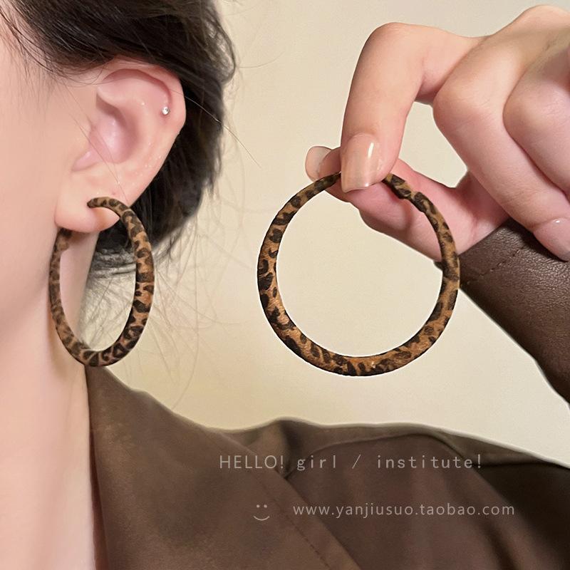 Leopard print Hong Kong style circle earrings 2025 popular fashionable exaggerated earrings