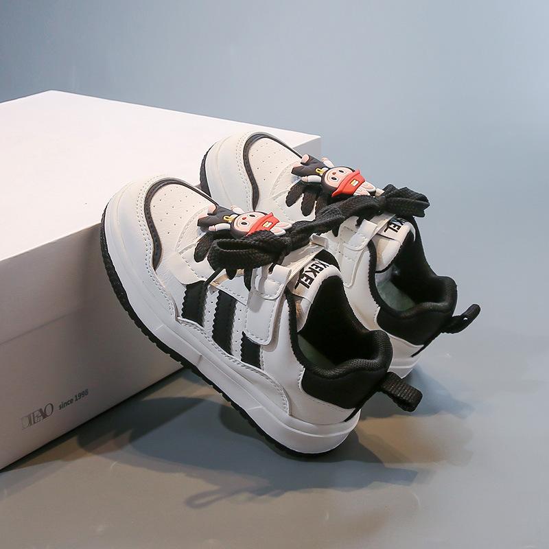 

Милые детские мультяшные кеды 2025 весна и осень модные универсальные для девочки, детские маленькие белые туфли, для мальчиков с мягкой подошвой, одинарные туфли 30 чёрный