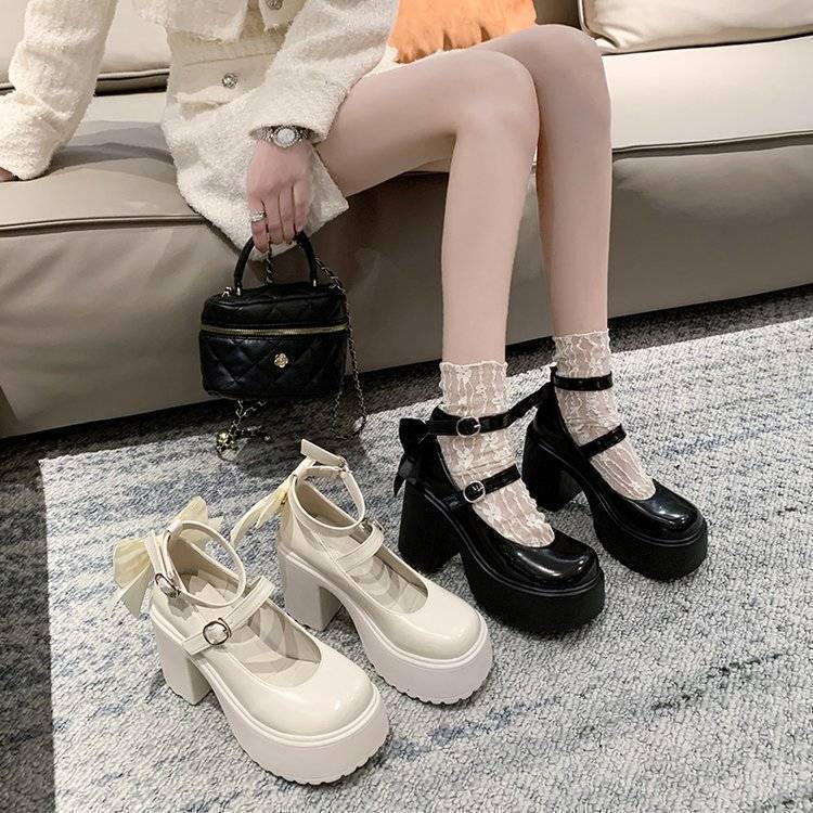 Japanische Schülerinnen zeigen lange Beine Mary Jane Schuhe 2024 Frühling und Sommer Internet-Berühmtheit Explosion mit Rock vielseitig Höhe erhöhen kleines Leder