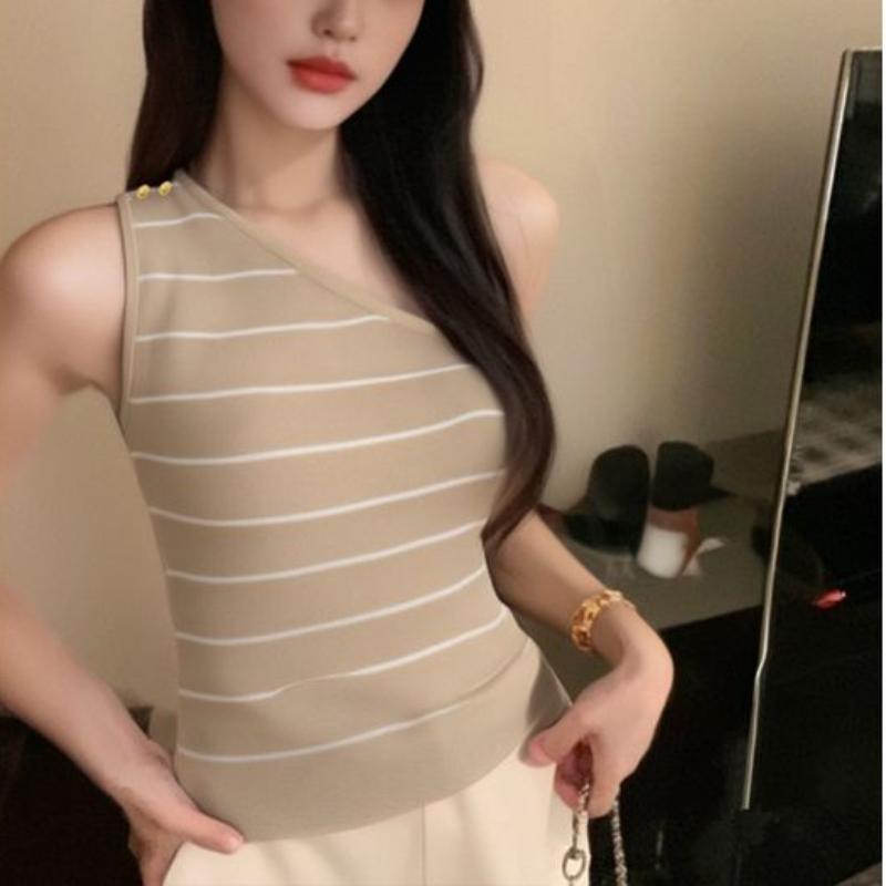 A Off-the-shoulder Knitted Halter Top for Women Can Be Worn Over A Sleeveless Short Top