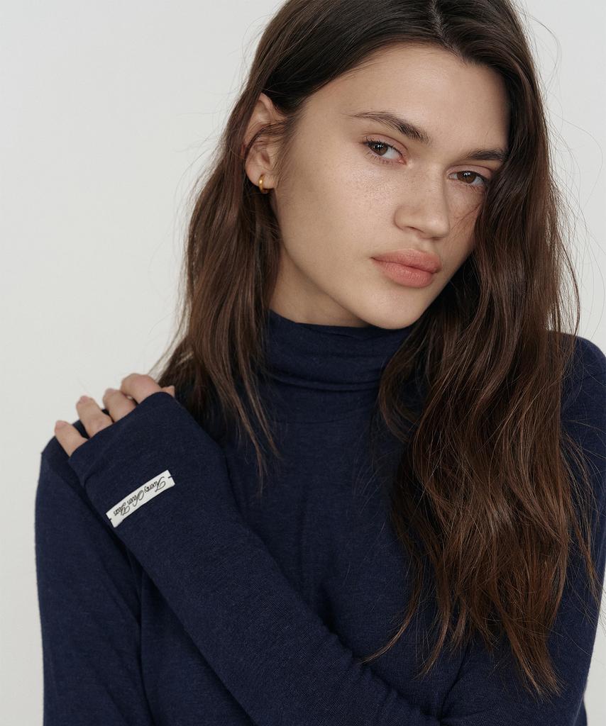 Isibchilwai Basic Wool Neck Top (Navy)
