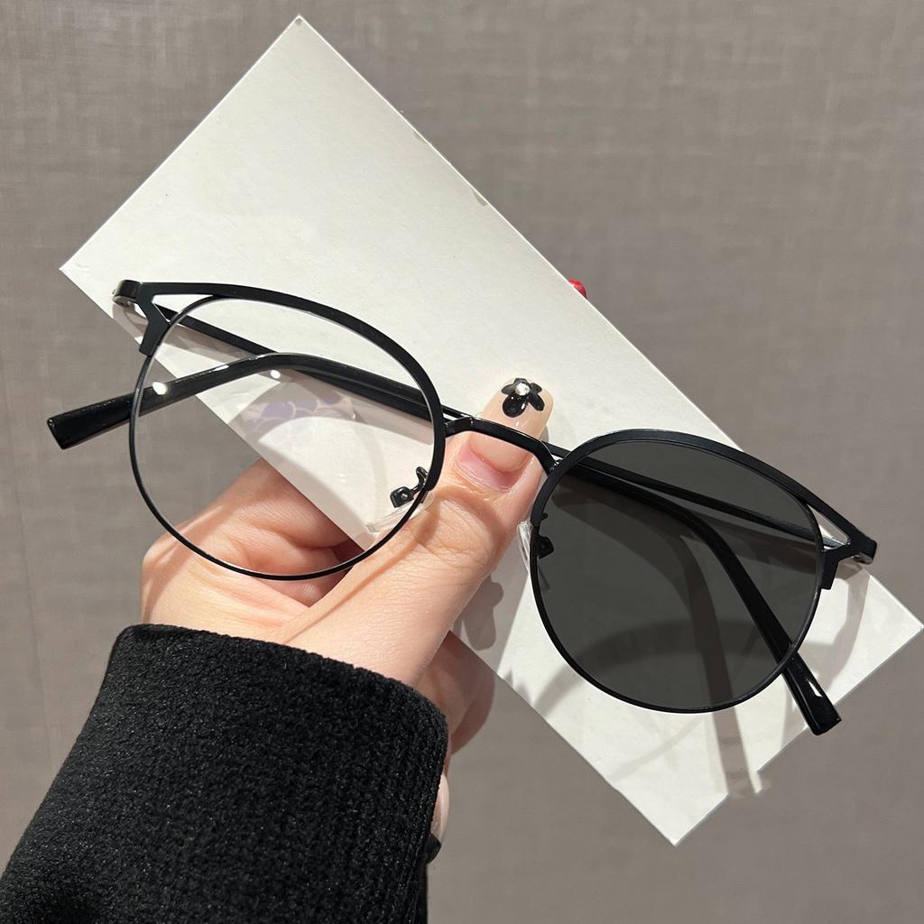 Stylish Cat Ear Frame Photochromic Myopia Glasses Women Luxury Design Metal Frame Color Changing NearSight Eyewear UV Protection