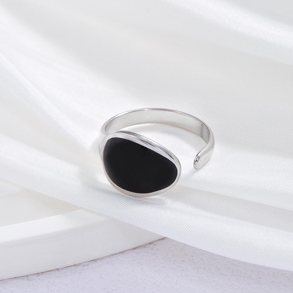 Anello in Acciaio Titanio Placcato Oro - Elegante Stile Ins da Donna con Sensazione di Alta Gamma e Design Semplice, Influenza Europea e Americana.