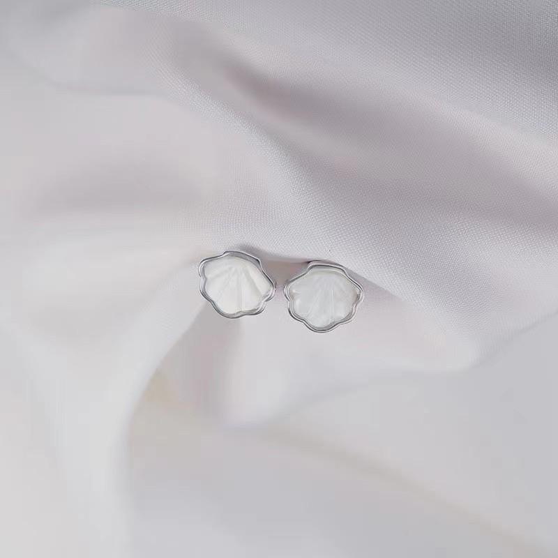 Stainless Steel Cast Minimalist Earrings 18K Waterproof  Sterling Silver Stud Earrings Women's Niche Design High-quality Mother-of-pearl Earrings