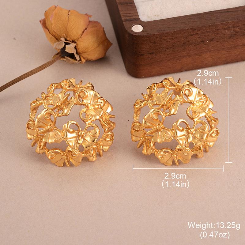 

Simple and fashionable metal wind love geometric earrings retro high-end design sense niche European and American gold versatile stud earrings