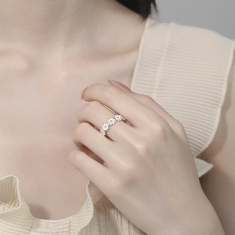 Silver-Plated Daisy Flower Open Ring for Women - Elegant High-End Design