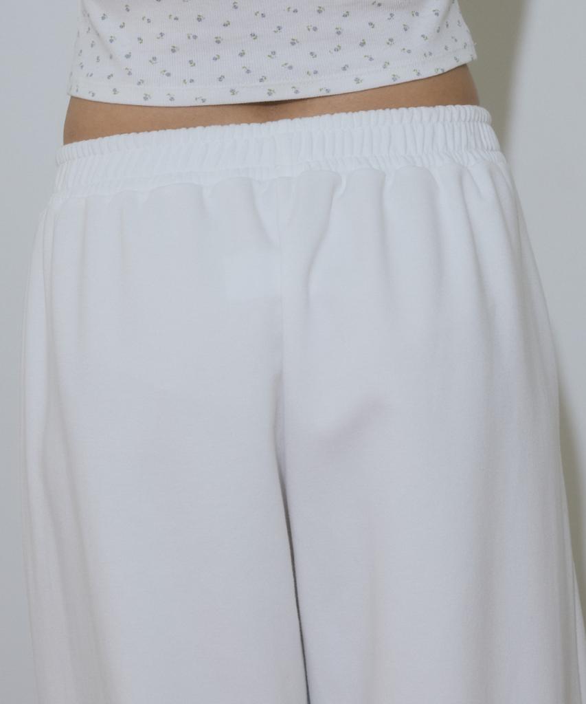Apeijeu Semi-Curved Cut-Detail Logo Pants(White)