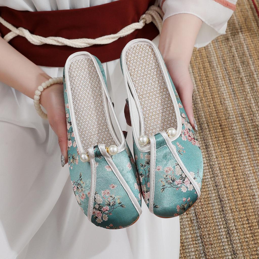 [Miaocai] 2025 Chinese Cheongsam Shoes Low Heel New Round Head Design Sense Old Beijing Embroidered Shoes Versatile Slippers