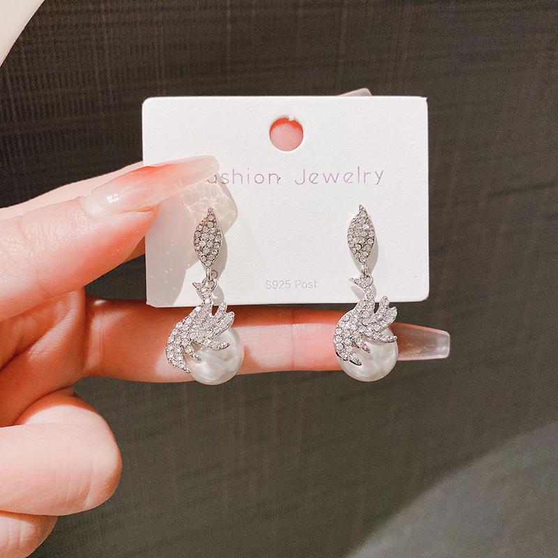 New Fashionable and Personalized Light Luxury Leaf Imitation Pearl Earrings with Versatile Goddess and Lady Temperament Earrings
