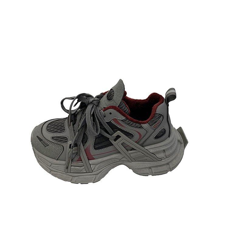 Leder zeigt Füße, kleine Plateauschuhe für Damen 2025 neue Frühjahrs- und Herbstmodelle, Herbst- und Winterdamenschuhe, höhenverstärkender Sneaker