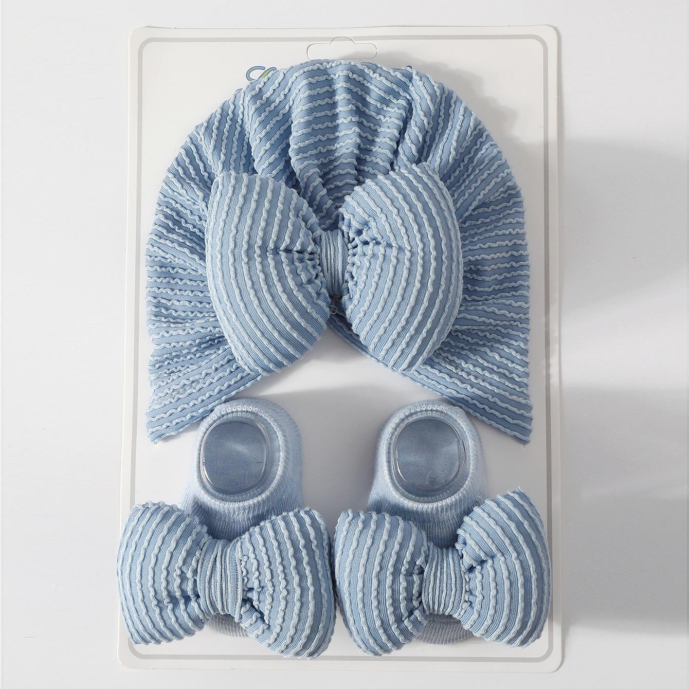 

Детский полосатый комплект шапочки и носков для новорожденных, мягкий, для защиты макушки, из хлопка, шапочка, теплая шапка с подкладкой, всесезонный подарочный набор для малыша, носки с нескользящей подошвой синий