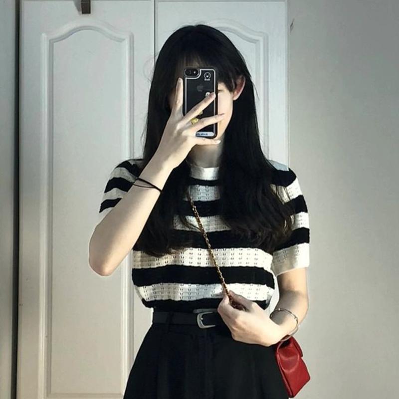 

Женская футболка с коротким рукавом в черно-белую полоску с прямыми плечами, тонкий дизайн, нишевый шик, женский топ с коротким рукавом 2380# One Size