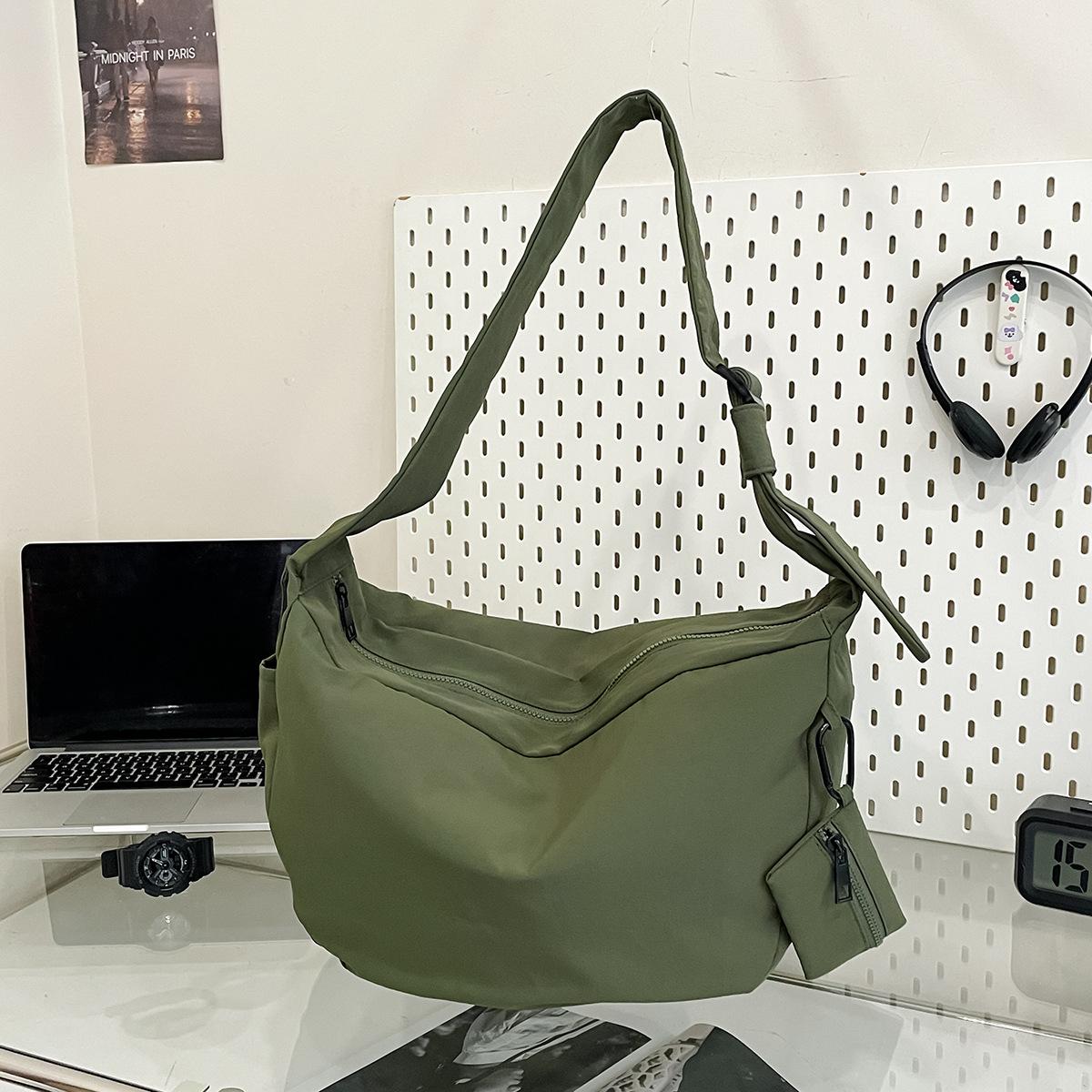 

Повседневная сумка-багет большой вместимости женская 2025 новая нейлоновая сумка-пельмень простая студенческая на плечо через плечо зелёный