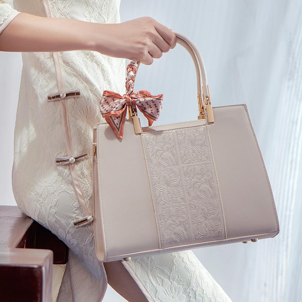 Mother's Day gift: Embroidered new Chinese-style large-capacity handbag for women, elegant and high-end crossbody bag for mothers