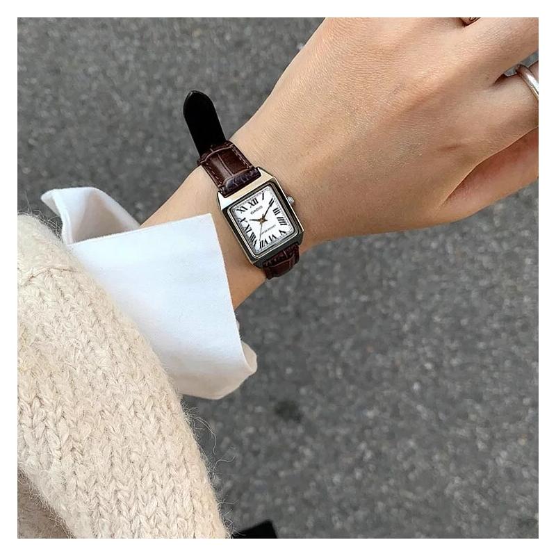 Casio STANDARD Series Roman Characters 30 Meters Waterproof Quartz Movement Leather Strap Japanese and Korean Watch Women’s Watch White LTP-V007L-7B2