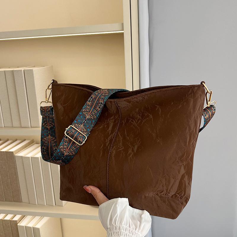 

Large capacity women s tote bag, new wide shoulder strap crossbody O commuter mother bag коричневый