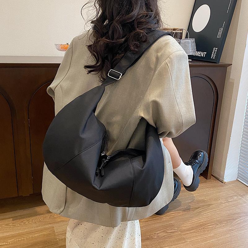 Simple and Versatile Student Large-capacity Messenger Bag, Casual and Lightweight One-shoulder Nylon Dumpling Bag
