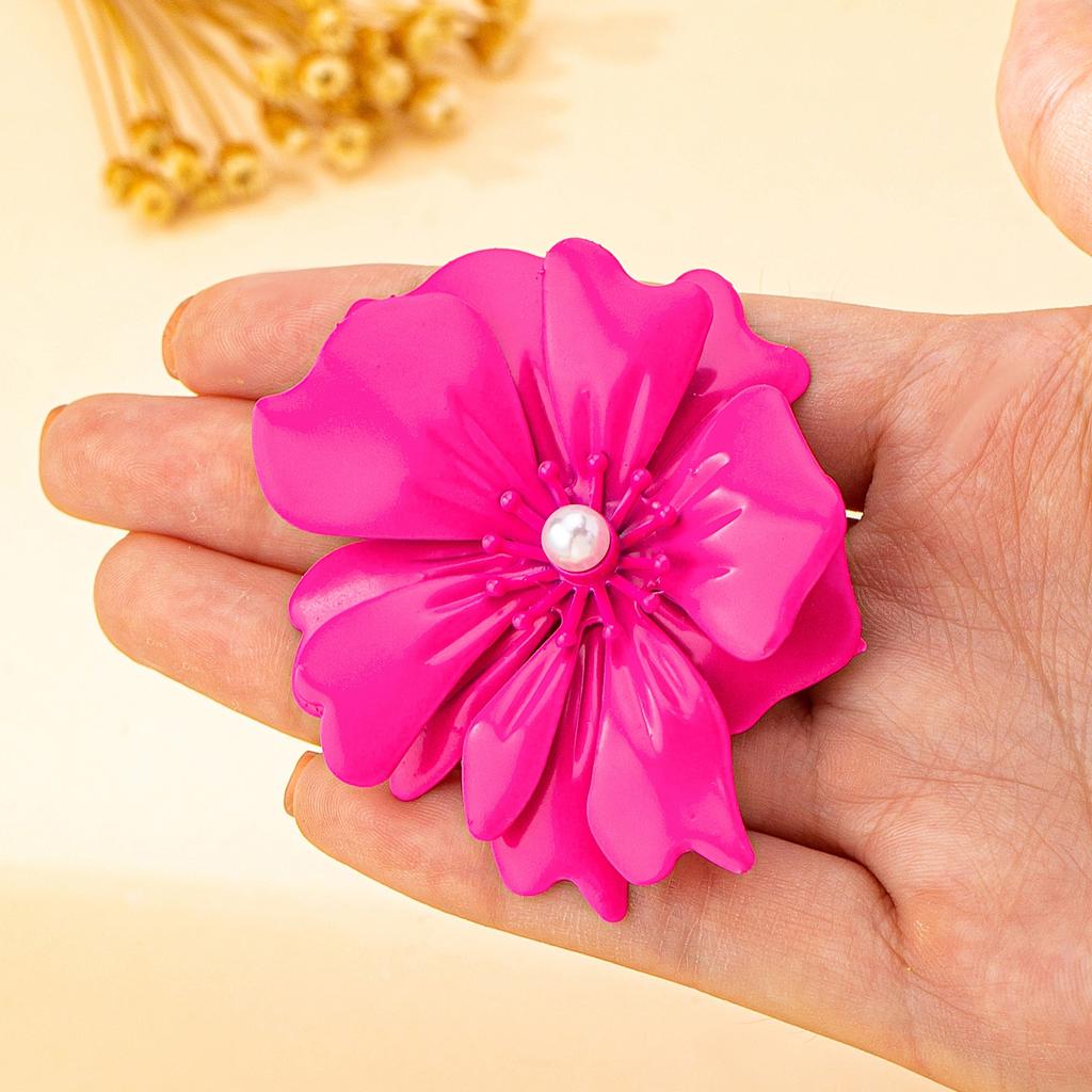 Eine Damenbrosche mit Stereo-Blütenherz-Verzierung und Imitationsperlen, Damenbrosche Schmuck, Geeignet für den täglichen Gebrauch und den Urlaub