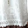 Letní dámský tílko bez rukávů s výstřihem do V volného střihu ležérní halenka jednobarevná vyšívaný krajkový vzor tílka na ramínka